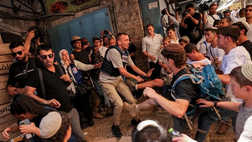 Israel Serbu Masjid Al-Aqsa saat Parade Bendera, Kemlu RI: Provokatif dan Menyakiti Hati Muslim Sedunia