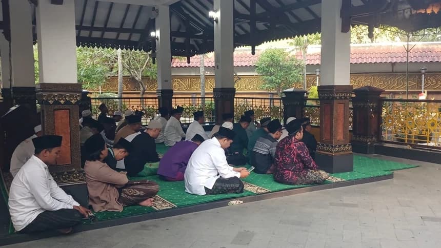 Peserta Multaqo Nasional Ulama Al-Qur'an 2024 Ziarahi Makam Pendiri NU KH Hasyim Asy'ari