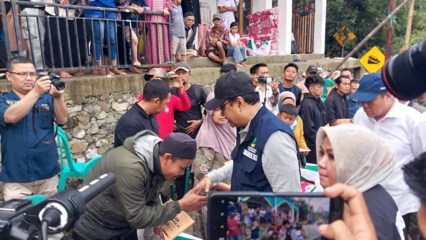 Gus Ipul Kunjungi Warga Terdampak Bencana di Sukabumi, Serahkan Bantuan dan Santuni Ahli Waris Korban
