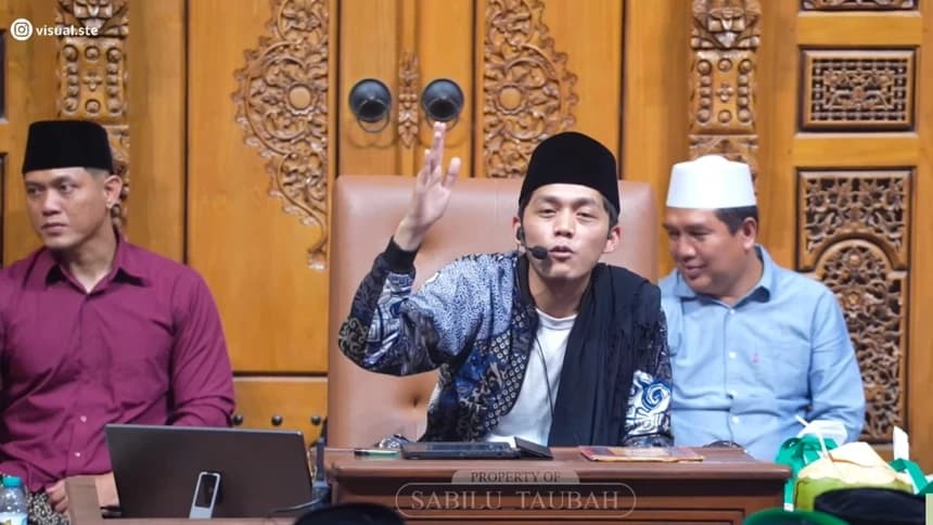 Rutinan Ngaji Gus Iqdam Tetap Berjalan pada Ramadhan, Intip Keseruan Jamaah di Bawah Pohon Sengon
