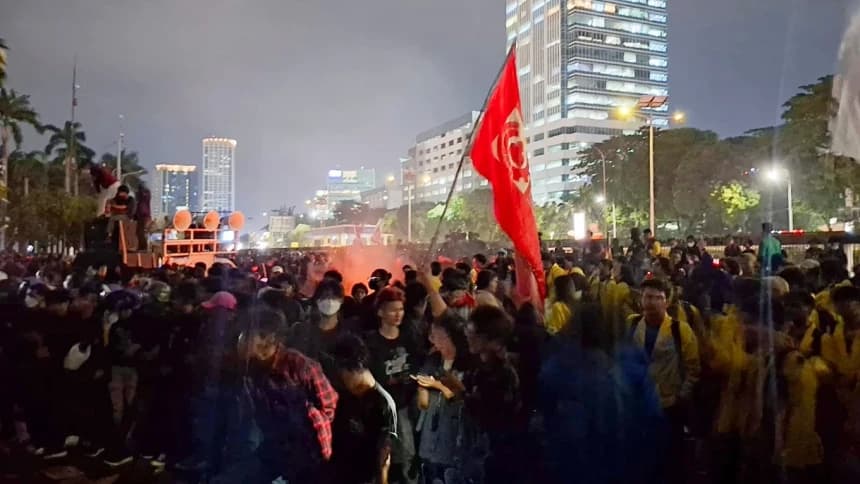 Usai Buka Puasa, Massa Aksi Lanjut Unjuk Rasa Tolak RUU TNI di Gedung DPR