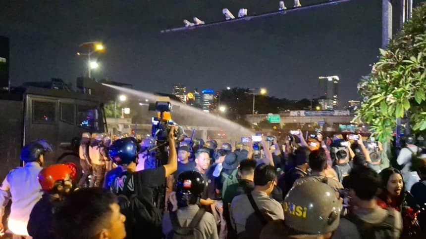 Aksi Tolak RUU TNI di DPR Berlanjut, Mulai Terjadi Kericuhan