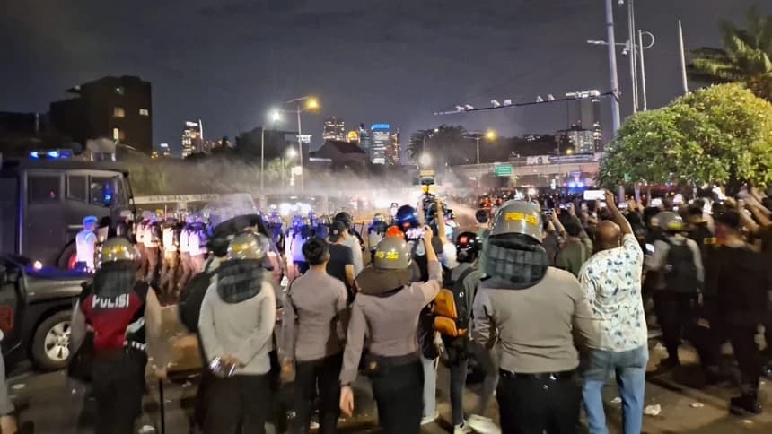 Polisi Mulai Pukul Mundur Massa Aksi Tolak RUU TNI dengan Water Cannon