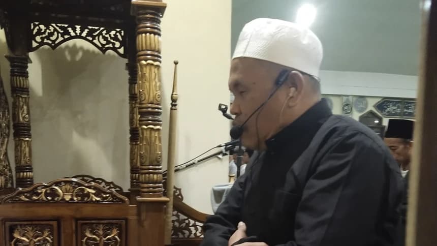 Ustadz Nurdin Penyandang Tunanetra dari Sukabumi Imami Tarawih di Masjid Gus Dur