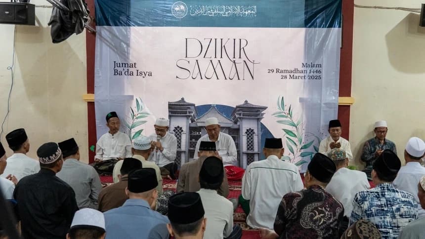 Ratusan Jamaah dari Berbagai Daerah Khidmat Ikuti Dzikir Saman di Pesantren Qomaruddin Gresik
