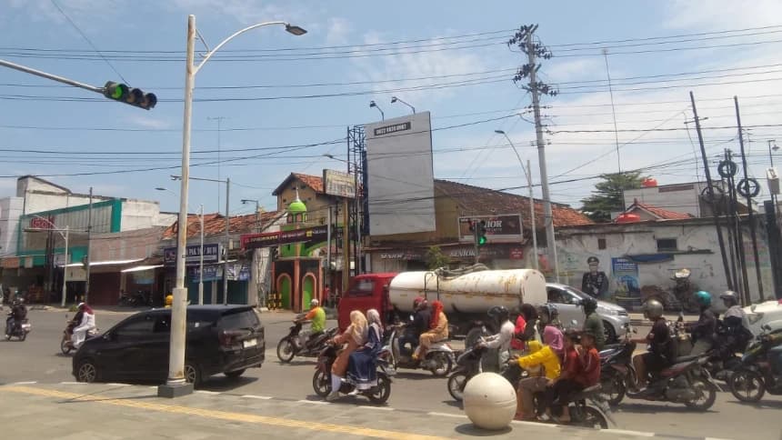 Jalan Pantura Rembang Terpantau Ramai Lancar, CCTV Dipasang di Berbagai Tempat untuk Pantau Lalu Lintas
