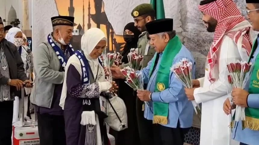 Penuh Syukur dan Senyum, Jamaah Haji Indonesia Kloter Pertama Tiba di Tanah Suci
