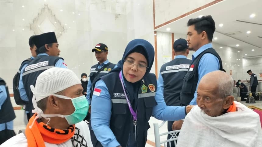 Membimbing Manasik Haji dari Pintu ke Pintu Kamar Jamaah di Makkah