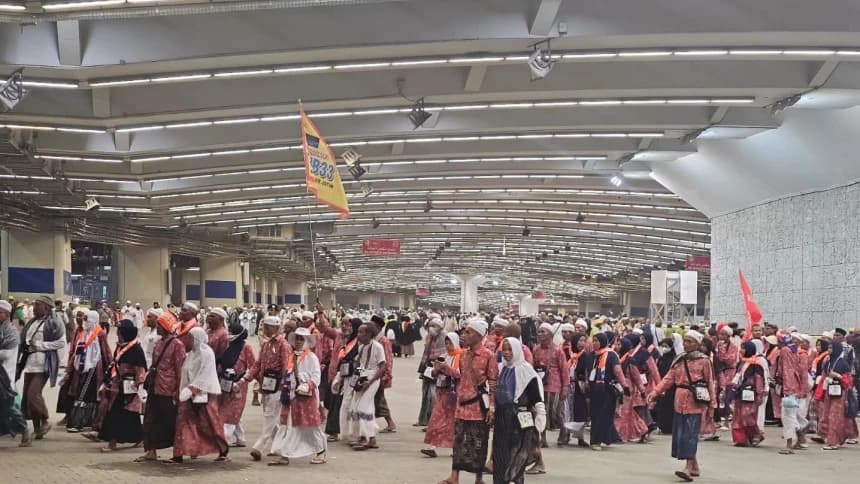 Saat Jamaah Haji Indonesia Kompak Kenakan Batik Nusantara di Jamarat Mina