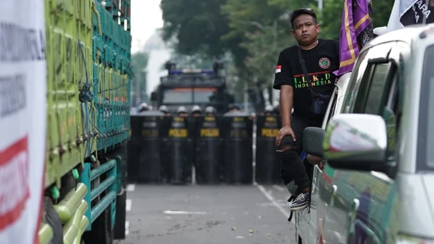Polisi Bubarkan Massa Aksi ODOL yang Tuntut Payung Hukum bagi Sopir Truk