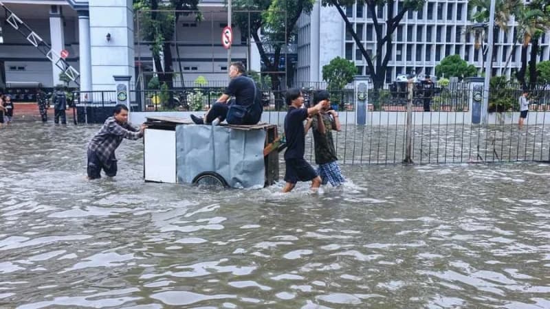 Hujan Deras di Jakarta Rendam 35 RT, Tinggi Air Hingga 60 Cm