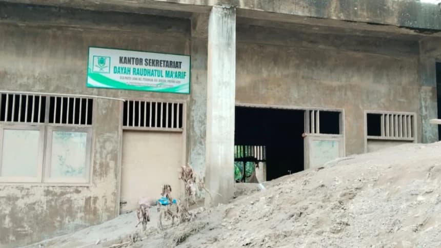 Dayah Raudhatul Ma’arif Pante Lhong Masih Terkubur Lumpur