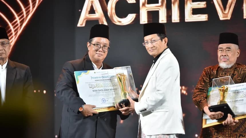 Nyai Solichah Wahid Raih Penghargaan Pesantren Award 2025