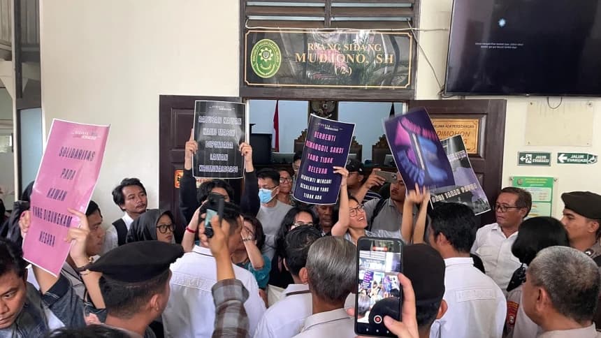 Hakim Tolak Praperadilan Aktivis di PN Jaksel: Masyarakat Sipil Protes, Polisi Represif