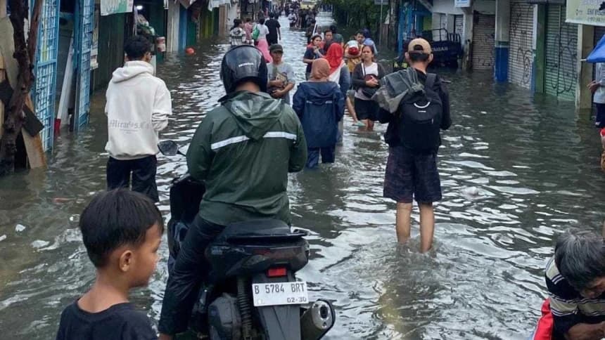 Ganggu Aktifitas, Pekerja di Jakarta Harus Rela Terobos Empat Titik Banjir