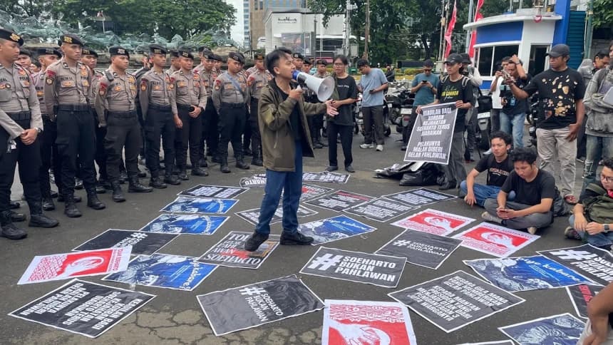 Aksi Mahasiswa Tolak Gelar Pahlawan Soeharto Diwarnai Ketegangan dengan Aparat