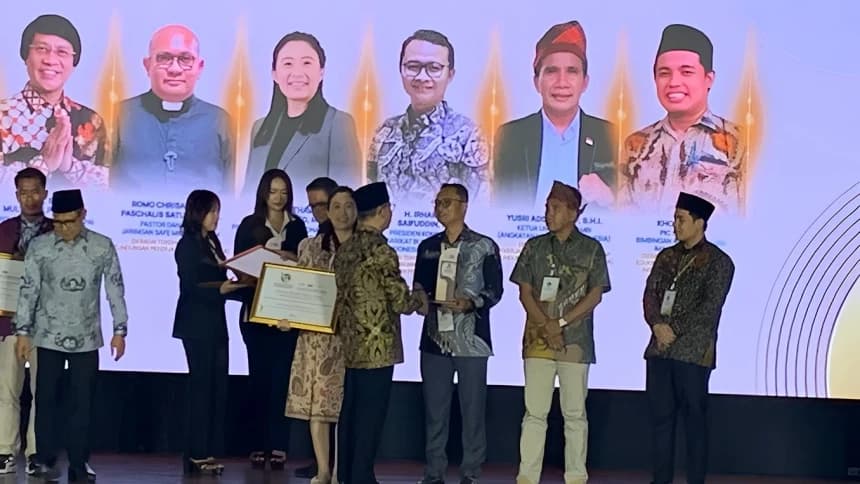 Presiden Sarbumusi Terima Penghargaan sebagai Tokoh Pelopor Pelindungan Migran dan Pekerja Rentan