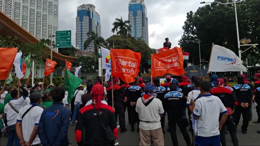 Ribuan Buruh Gelar Aksi, Tuntut Revisi Upah Jakarta-Jabar dan Hentikan PHK PT Pakerin Mojokerto