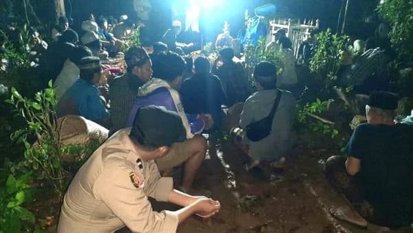 Jenazah Santri Pesantren Al-Khoziny Dimakamkan di Bangkalan