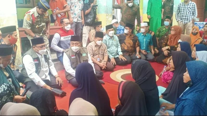 Duduk Bersama Korban Gempa, Gus Yahya Serahkan Bantuan
