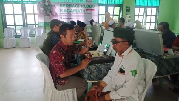 LAZISNU Kota Probolinggo Bagikan 10 Ribu Kacamata Gratis untuk Guru Ngaji