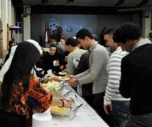 Warga Maroko Nikmati Nasgor, Rendang dan Sate Madura