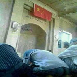 China Tekan Muslim Uighur, Pasang Bendera di Mihrab