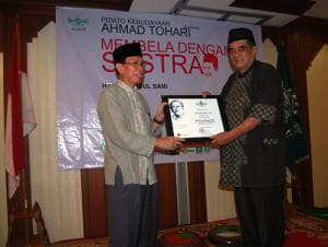 Kesetian Berkarya: H Usep Romli HM