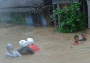 Mapala dan PMII IAINU Kebumen Bantu Korban Banjir Alian