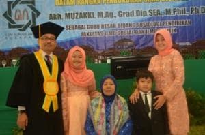 Jalan Berliku Akh Muzakki Meraih Guru Besar