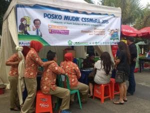 Layanan Kesehatan Gratis bagi Pemudik dari Komunitas Santri