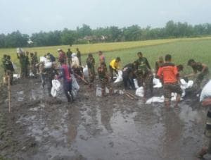 Sebabkan Sawah Banjir, Banser Turun Tangan Atasi Tanggul Jebol