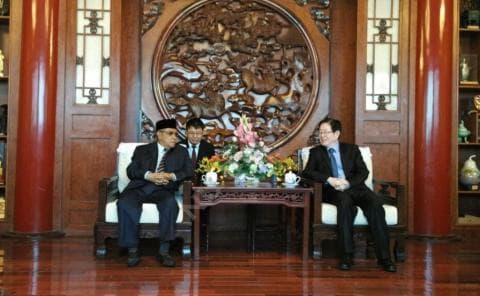 Kang Said and entourage arrive in China