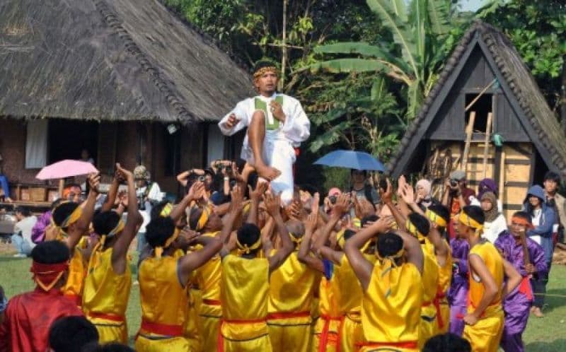 Kajian Penerapan Adat pada Masyarakat Muslim Indonesia