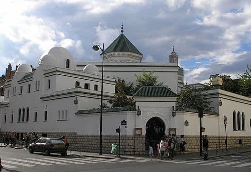 Prancis Tutup 20 Masjid Kelompok Radikal Sejak Desember