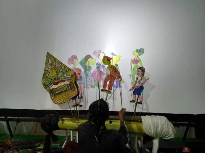 Wayang Wolak-walik, Satu Layar Dua Dalang