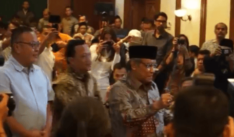 Ketum PBNU Dihadiahi Keris Sepuh Kuno dari Tosan Aji Jayakarta