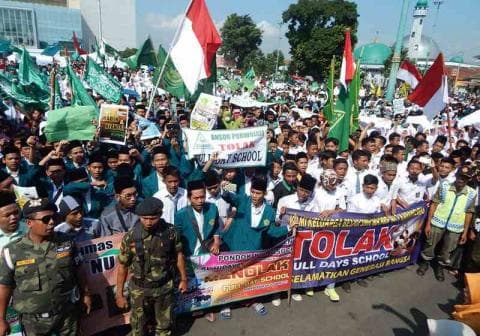 Soal 5 Hari Sekolah, Ribuan Warga Banyumas Tuntut Jokowi Copot Muhajir