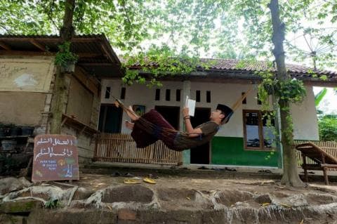 Full Day Sarungan, Simbol Perlawanan Kaum Pesantren