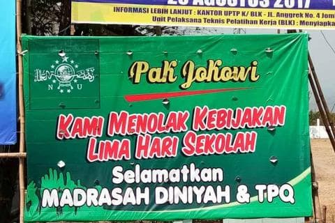 Untuk Jokowi, Nahdliyin Jombang Sebar Baliho Penolakan Kebijakan Sekolah Lima Hari