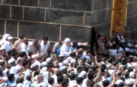 Cara Jitu Kiai Basyirun Berhasil Kecup Hajar Aswad saat Haji