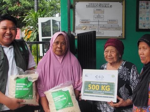 Lansia Yayasan Pusaka Terima Bantuan NU Care-LAZISNU
