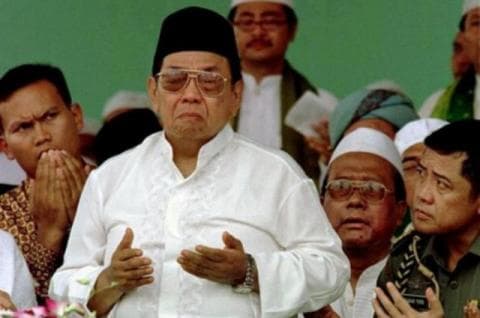 Saat Gus Dur Menikmati Syair Qasidah Burdah Al-Bushiri