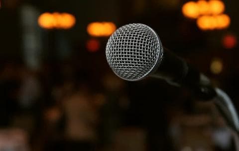 Ceramah Duduk dan Berdiri