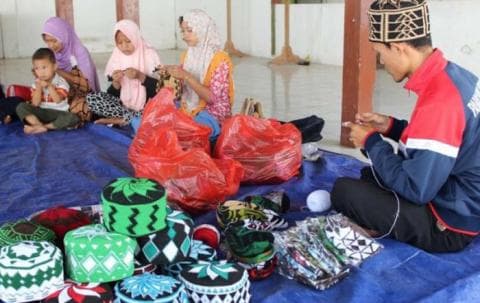 Jebolan Pesantren Lirboyo Geluti Usaha Kopiah