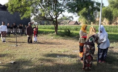 Seniman Jombang Gelar Upacara Bendera Berbahasa Jawa