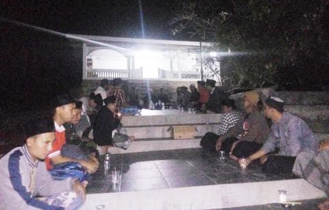 Santri Pacitan Isi Amalan Asyura dengan Ziarah ke Makam Masyayikh Tremas