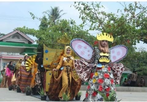 Fashion Show Batik Rasa Internasional dari MA Ma'arif NU Keputran