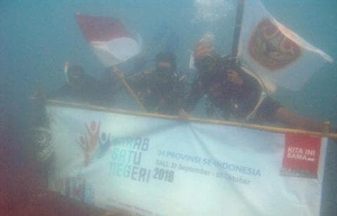 Sambut Kirab, Baritim Buleleng Kibarkan Bendera di Bawah Laut