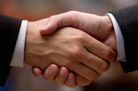 Hukum Jabat Tangan Seorang Muslim dan Non-Muslim